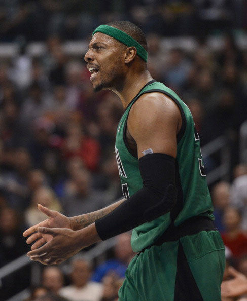 曼联对阵埃弗顿豪取42胜，太妃糖本赛季平均首发年龄最大（曼联对埃弗顿已取42场胜利，太妃糖本季首发平均年龄居首）