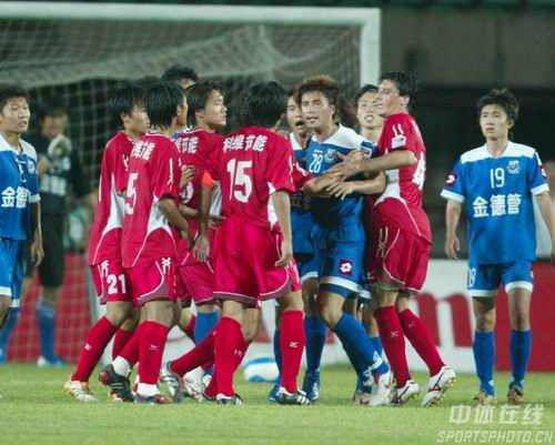 秀西班牙语，弗里克和记者开玩笑：搞什么，你们这些混蛋？（弗里克秀西班牙语与记者打趣：你们这是搞什么，伙计们？）