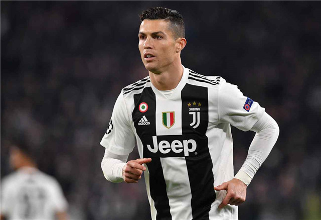 土超比赛双方在禁区里打架，裁判未吹停比赛导致主队打入空门（土超禁区内爆发冲突，裁判未鸣哨，主队趁机打进空门）