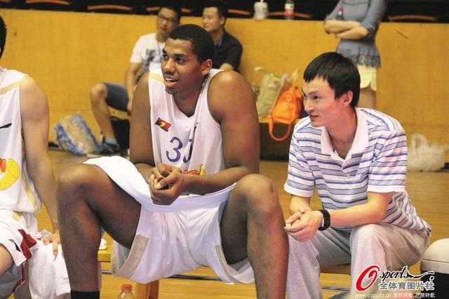 巴西前锋胡尔克39岁仍在巅峰状态！胡尔克在本赛季...（39岁胡尔克巅峰不减：巴西锋霸本赛季持续高光）