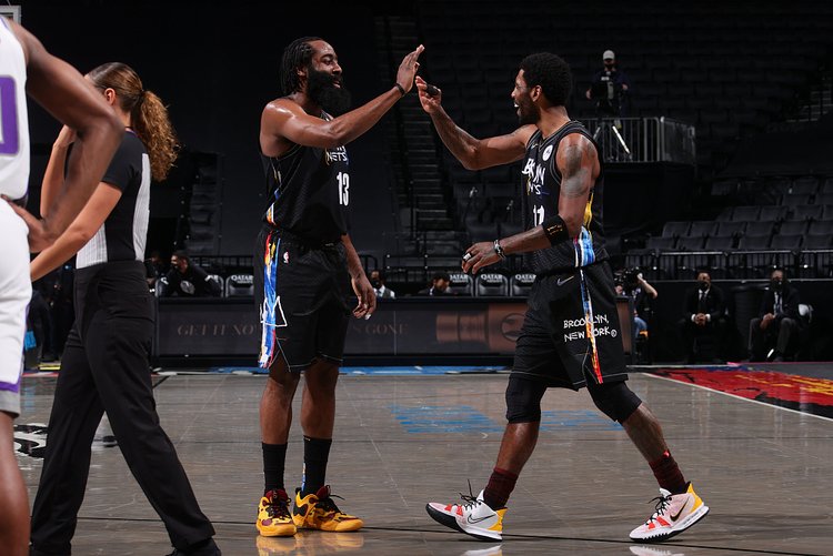 足球英超领头羊遭遇伤病危机，后卫告急（英超榜首队遭伤病潮侵袭，后防线告急）