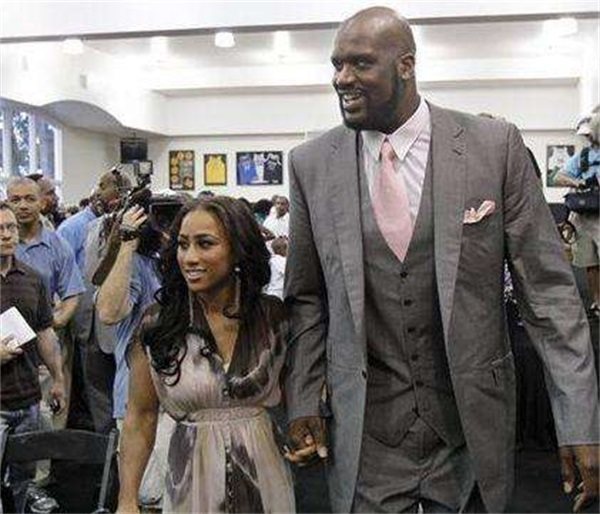 韩媒：全北现代外籍助教涉嫌“拉眼角”种族歧视韩国裁判（韩媒：全北现代外籍助教被指对韩国裁判做出拉眼角歧视手势）