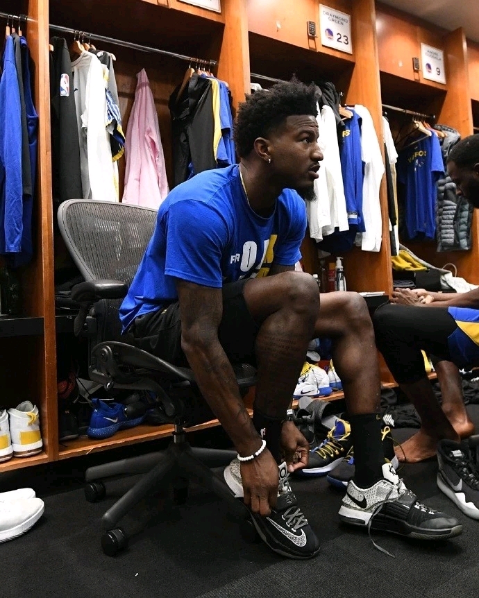 洛里：温哥华的人造草皮质量太差，在这样的场地比赛不可接受（洛里怒斥温哥华人造草皮质量堪忧：在这种场地比赛无法接受）