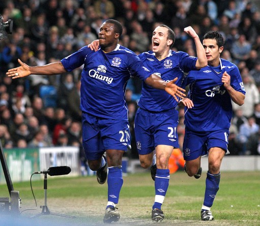 莱奥：我正在学习踢中锋，球队在场内场外都在帮助我（莱奥：正适应中锋位置，球队内外给予我支持）