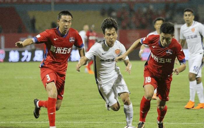 莫耶斯：本赛季英超判罚标准摇摆不定，裁判也懒得解释（莫耶斯批评本季英超判罚不统一，裁判不愿解释）