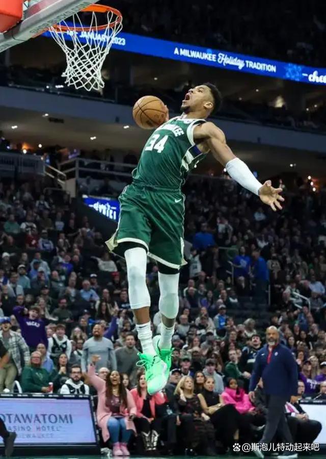 足球是朋友、梦想与人生的瞬间🔴⚫️⚽️（绿茵承载友谊与梦想，定格人生每一瞬🔴⚫️⚽️）